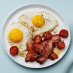 Huevos con tocino cetogénicos KETO