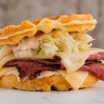 Sándwich Keto Reuben Chaffle