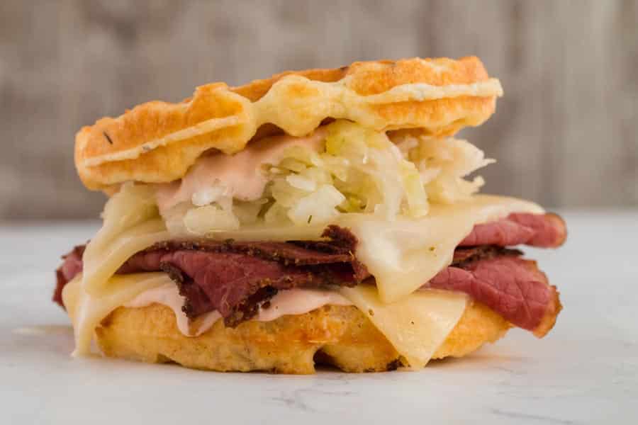 Sándwich Keto Reuben Chaffle