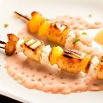 Brochetas de Pescado con Melocotón y Salsa Picante